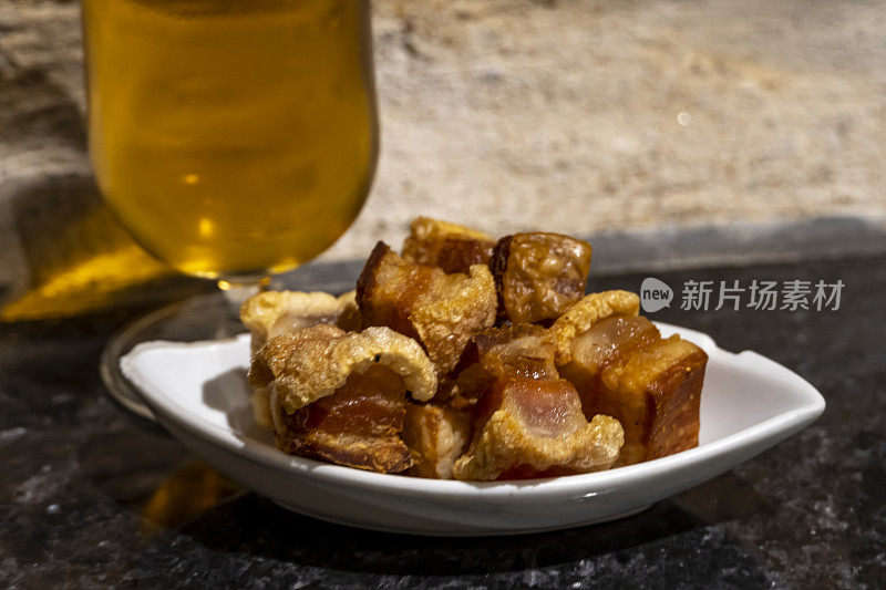 脆五花肉chicharrón (torresmo)是西班牙和拉丁美洲很受欢迎的一道菜。